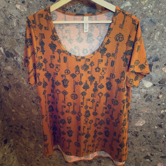 LuLaRoe Tops - 🌟 Gold Lularoe Large Classic Tee with Key Pattern